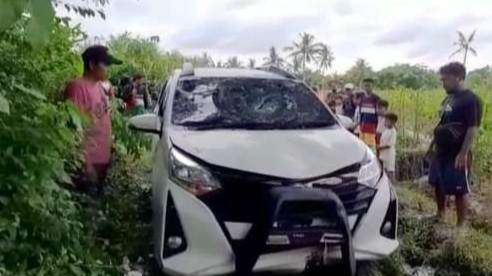 Mobil Toyota Calya yang ditemukan di parit dekat sawah di Desa Sukomaju, Kecamatan Srono, Banyuwangi. (Foto: Istimewa)