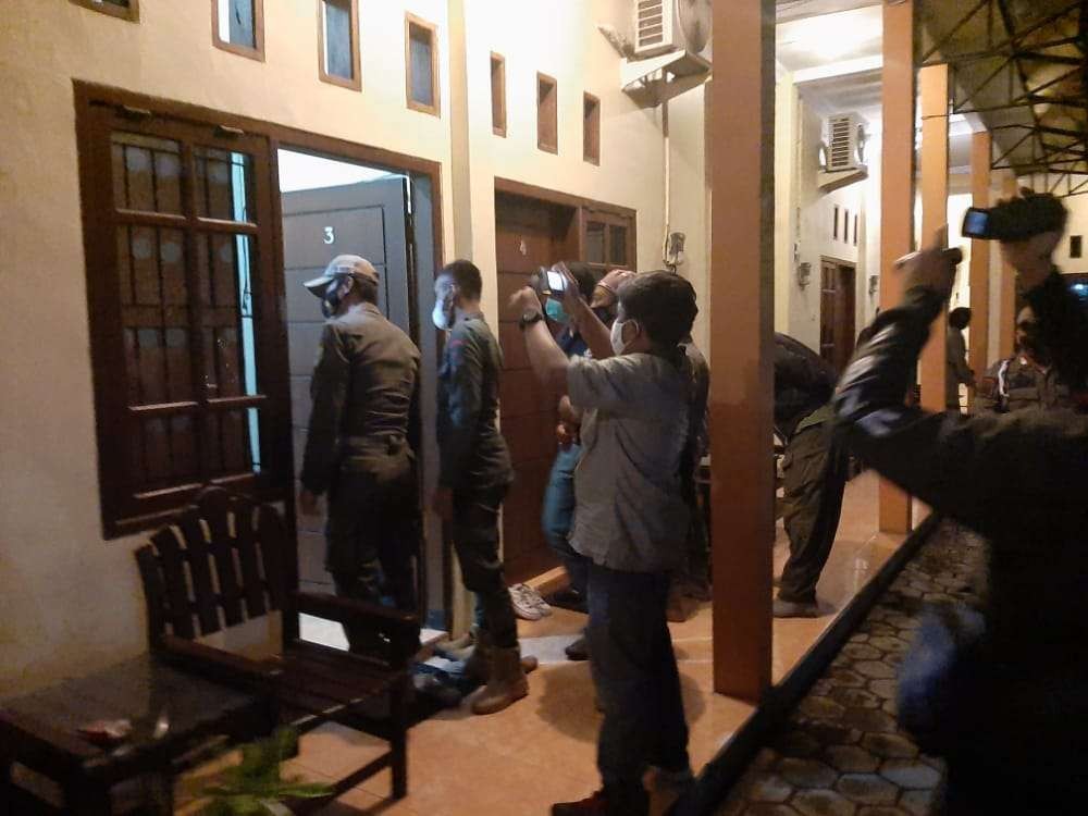 Satpol PP saat melakukan razia di sejumlah hotel dan rumah kos yang diduga digunakan ajang mesum. (Foto: Ikhsan Mahmudi/Ngopibareng.id)