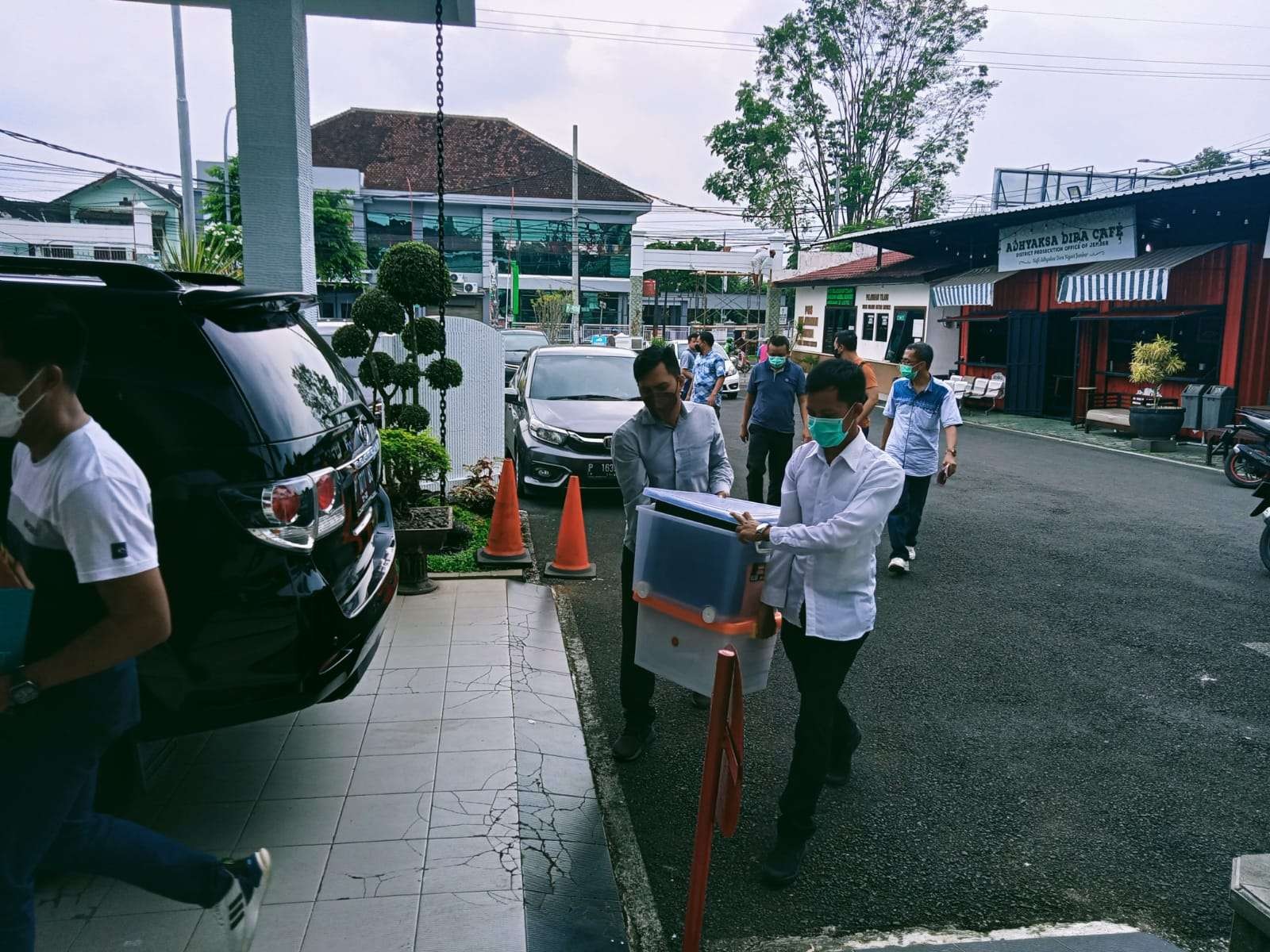 Penyidik Tipikor Polres Jember membawa barang bukti dan dua tersangka ke Kejaksaan Negeri Jember. (Foto: Istimewa)