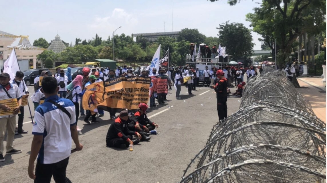 Puluhan buruh demo di depan Kantor Gubernur Jatim, Senin, 12 April 2021 (Foto: Andhi Dwi/Ngopibareng.id)