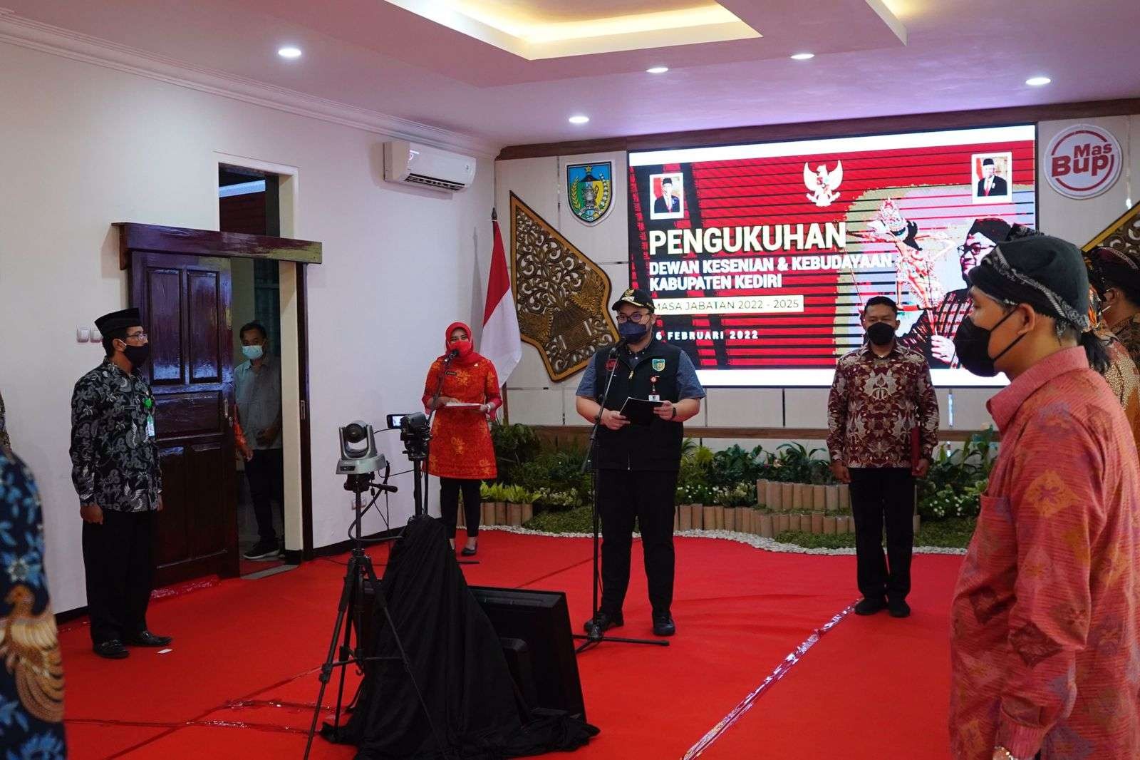 Bupati Kediri kukuhkan pengurus Dewan Kesenian dan Kebudayaan Kabupaten Kediri (DK4) periode 2022-2025 di Ruang Pamenang, Pemkab Kediri, Rabu, 16 Februari 2022. (Foto: Istimewa)