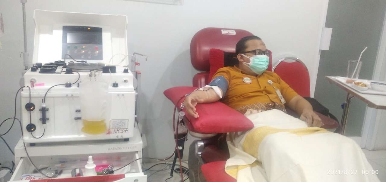 Penyintas covid-19 sedang mendonorkan plasma konvalesen (Foto:Istimewa)