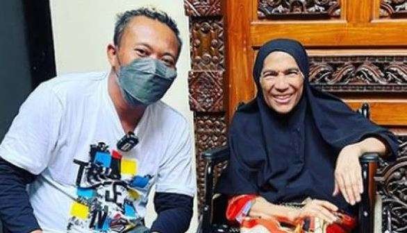 Foto kenangan mendiang Dorce Gamalama saat mengisi podcast milik komedian Sule. (Foto: Tangkapan layar YouTube)