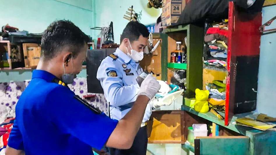 Petugas keamanan lapas merazia blok hunian napi di Lapas Delta atau Lapas Kelas IIA Sidoarjo, Jawa Timur. (Foto: Humas Kumham Jatim)