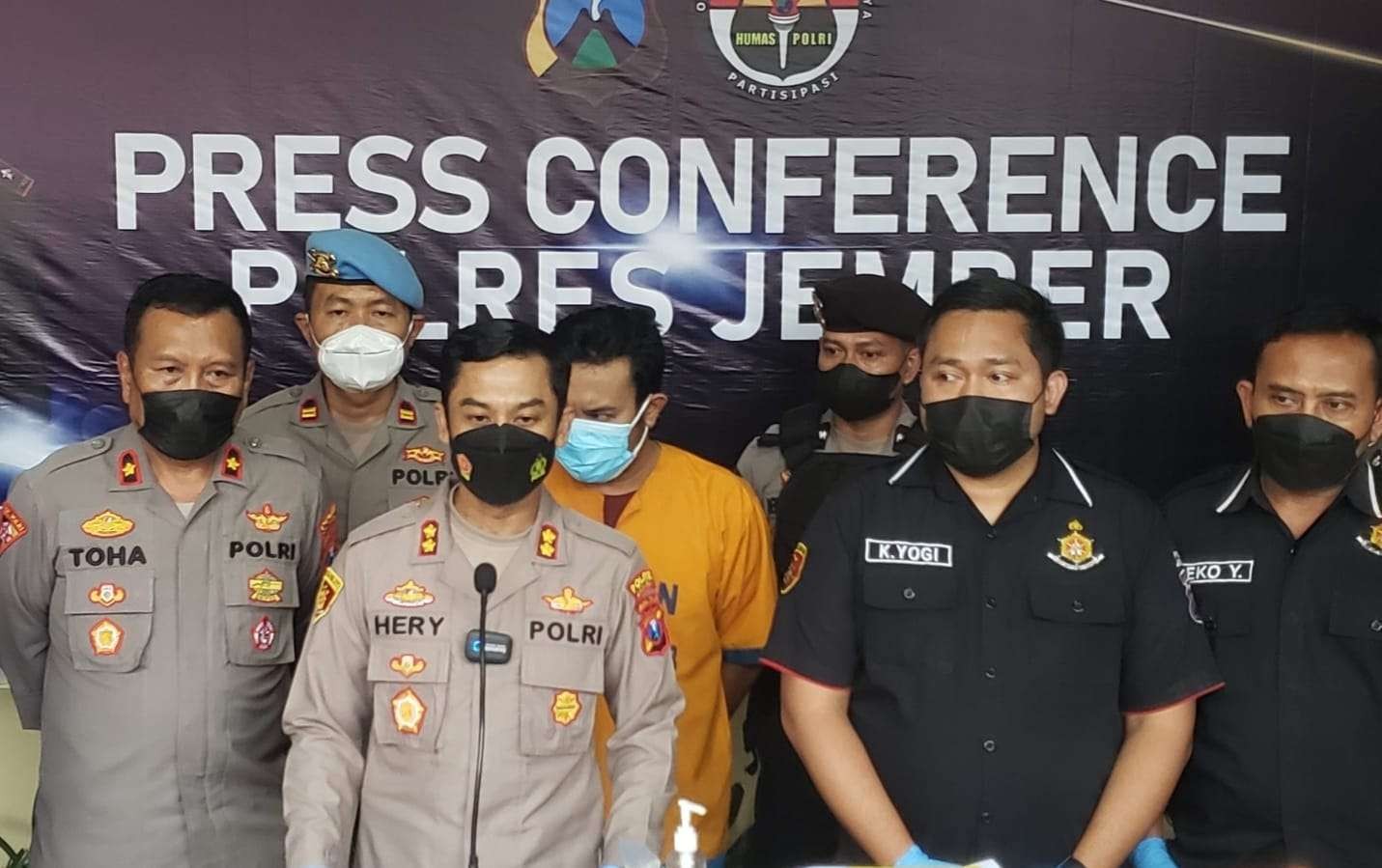 Kapolres Jember AKBP Hery Purnomo saat memaparkan kasus ritual berujung maut di Pantai Payangan (Foto:Rusdi/Ngopibareng.id)