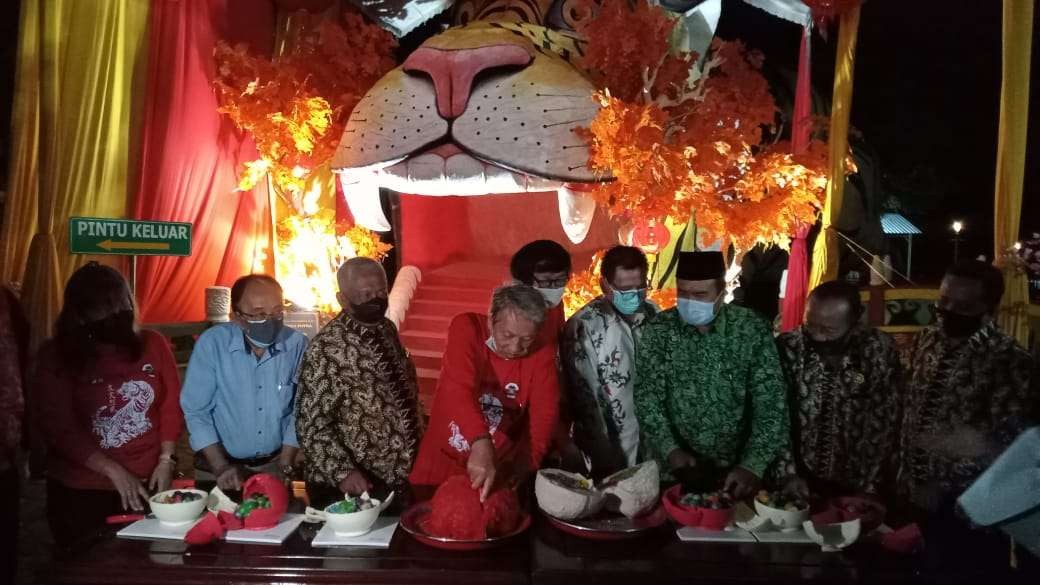 Ketua Penilik Demisioner Klenteng KSB Tuban Potong Kue Ronde bersama FKUB serta perwakilan undangan, Selasa, 15 Februari 2022. (Foto: Choirul Huda/Ngopibareng.id)