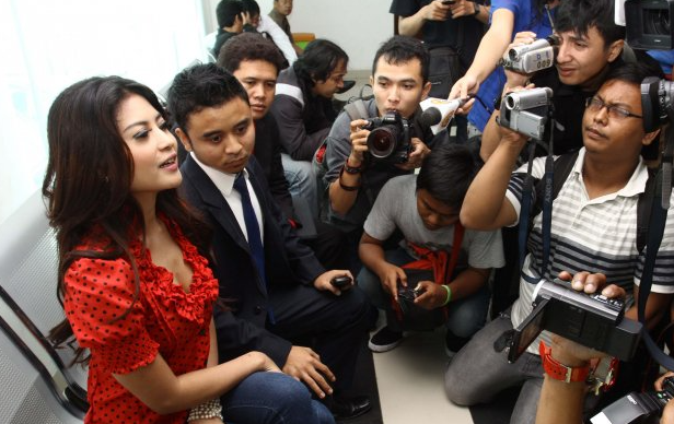 Novi Amelia mengundang perhatian media saat menjalani sidang kasus kecelakaan lalu lintas pada 2012 silam. (Foto: Istimewa)