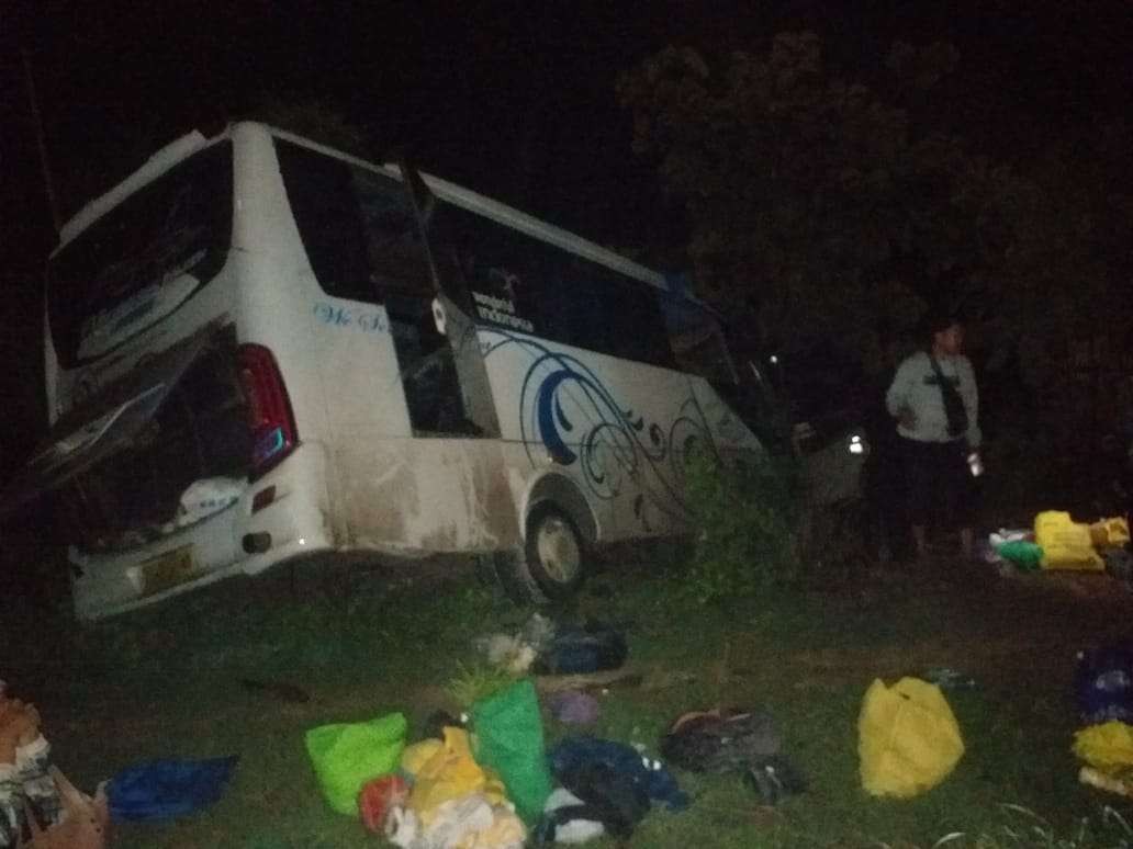 Kondisi bus dan penumpang setelah kecelakaan dan saat dievakuasi. (Foto: Istimewa)