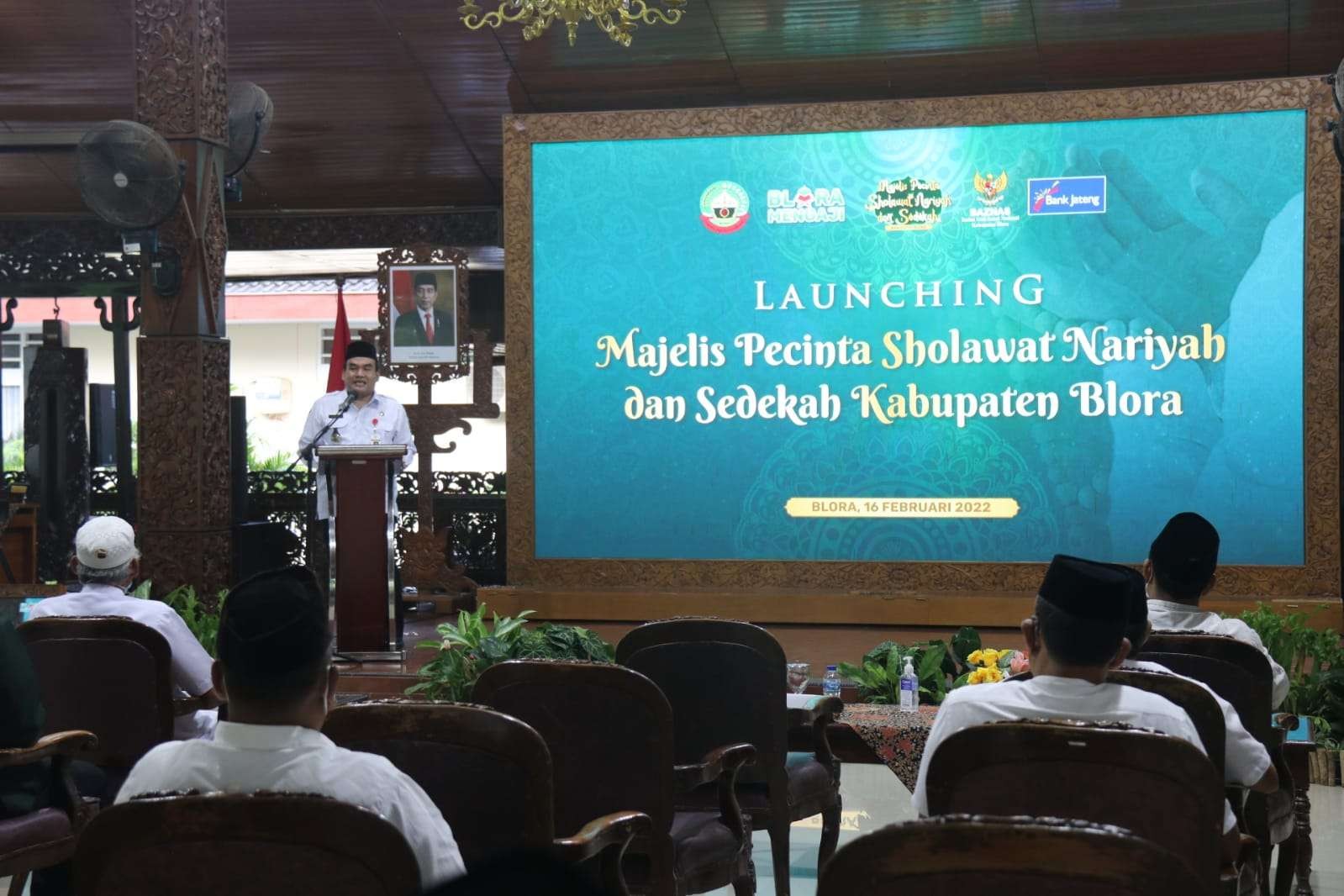 Launching dilaksanakan dengan menyentuh videowall dilanjutkan lantunan sholawat ni nariyah, serta praktek sedekah online yang bekerjasama dengan Baznas Kabupaten Blora dan Bank Jateng cabang Blora. (Ahmad Sampurno/ngopibareng.id)