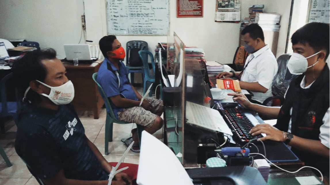 Dua 'wartawan' pelaku pemerasan kepada kepala SD di Bondowoso diperiksa penyidik Polres Bondowoso.(Foto: Guido Saphan/Ngopibareng.id)