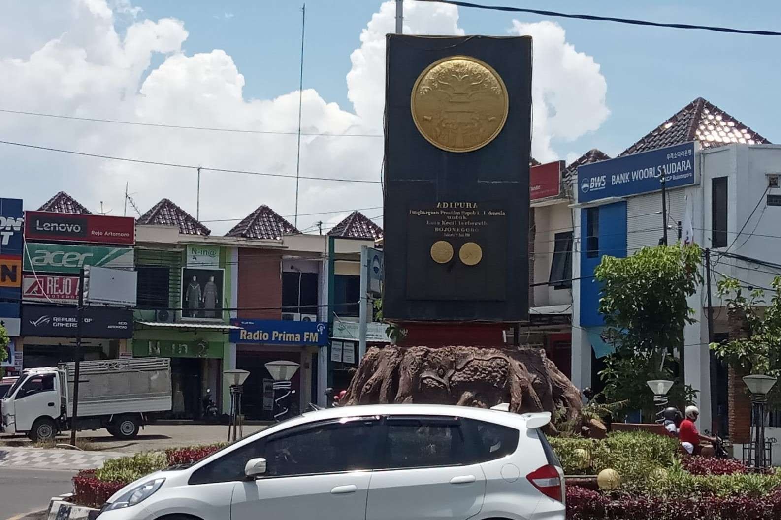 Tugu Kalpataru atau dikenal dengan telon Sumbang, berada di Jalan Gajah Mada dan Jalan Pangeran Diponegoro Kota Bojonegoro.(Foto: Sujatmiko/Ngopibareng.id)