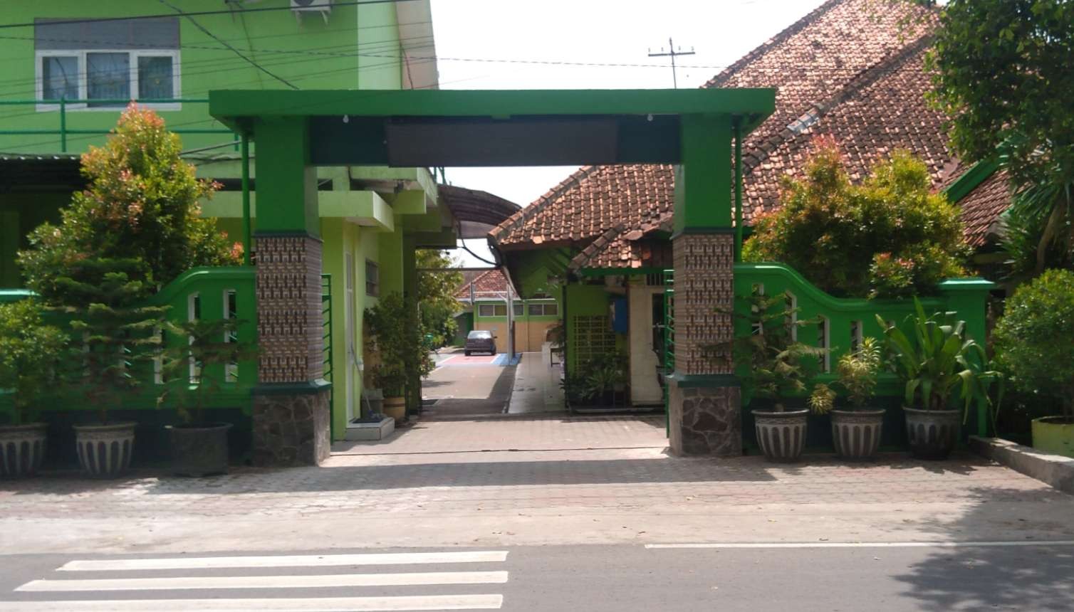 Pintu gerbang masuk SMAN 1 Cepu. (Foto: Ahmad Sampurno/Ngopibareng.id)