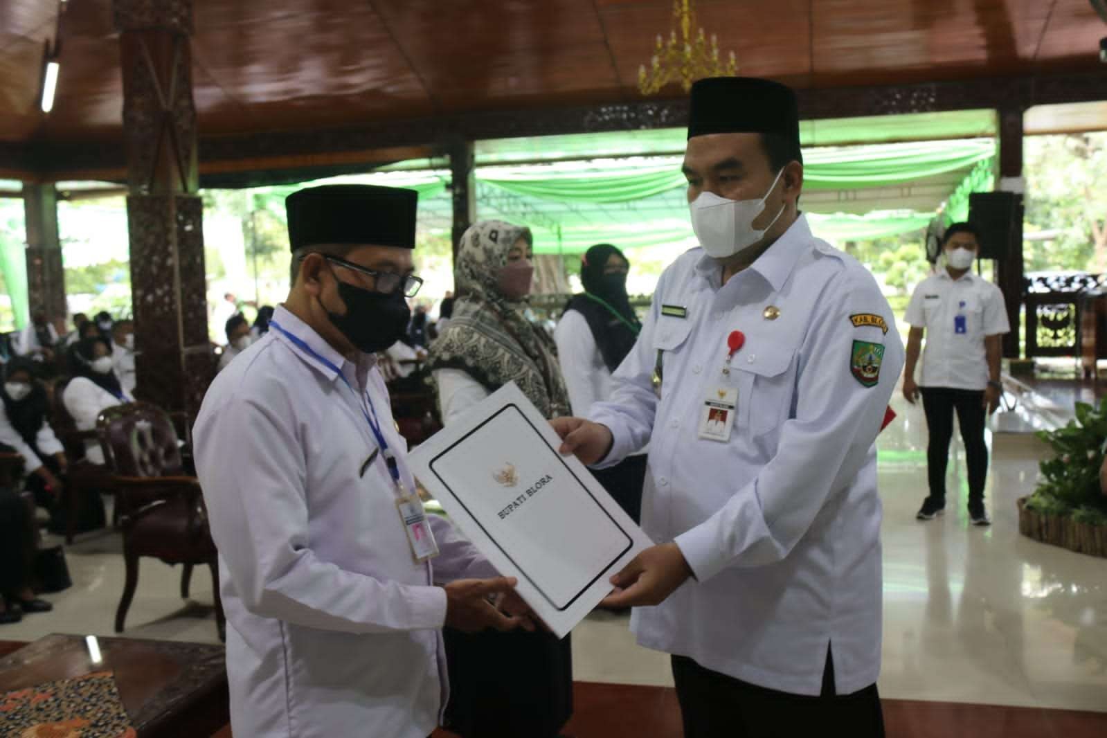 Bupati Blora Arief Rohman, saat menyerahkan SK pengangkatan Kepala Sekolah di Pendopo Rumdin Bulati (Humas Pemkab Blora/ngopibareng.id)