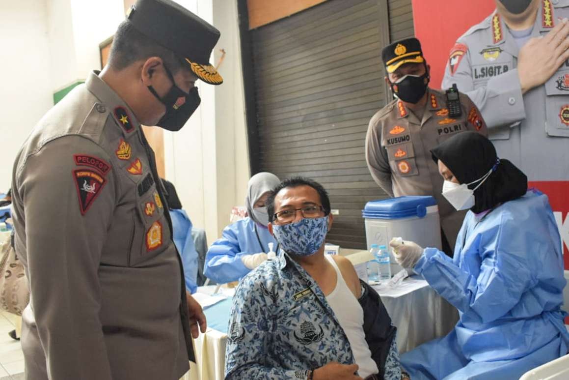 Wakapolda Jatim Brigjen Pol. Slamet Hadi Supraptoyo bersama Kapolresta Sidoarjo (foto: Aini/Ngopibareng.id)