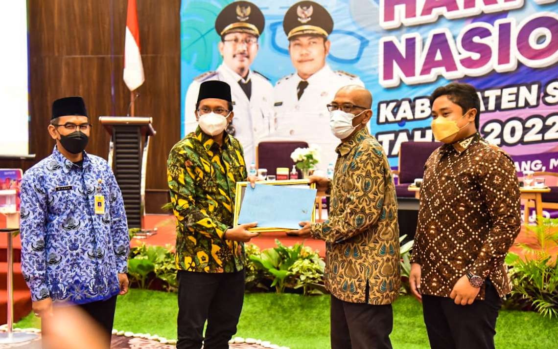 Eko Yudho, raih penghargaan wartawan senior dari Bupati Sidoarjo (Foto: Kominfo Sidoarjo)