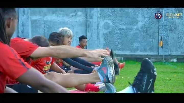 Pemain Arema FC saat menjalani sesi recovery fisik jelang laga kontra Madura United (Instagram: @aremafcofficial)