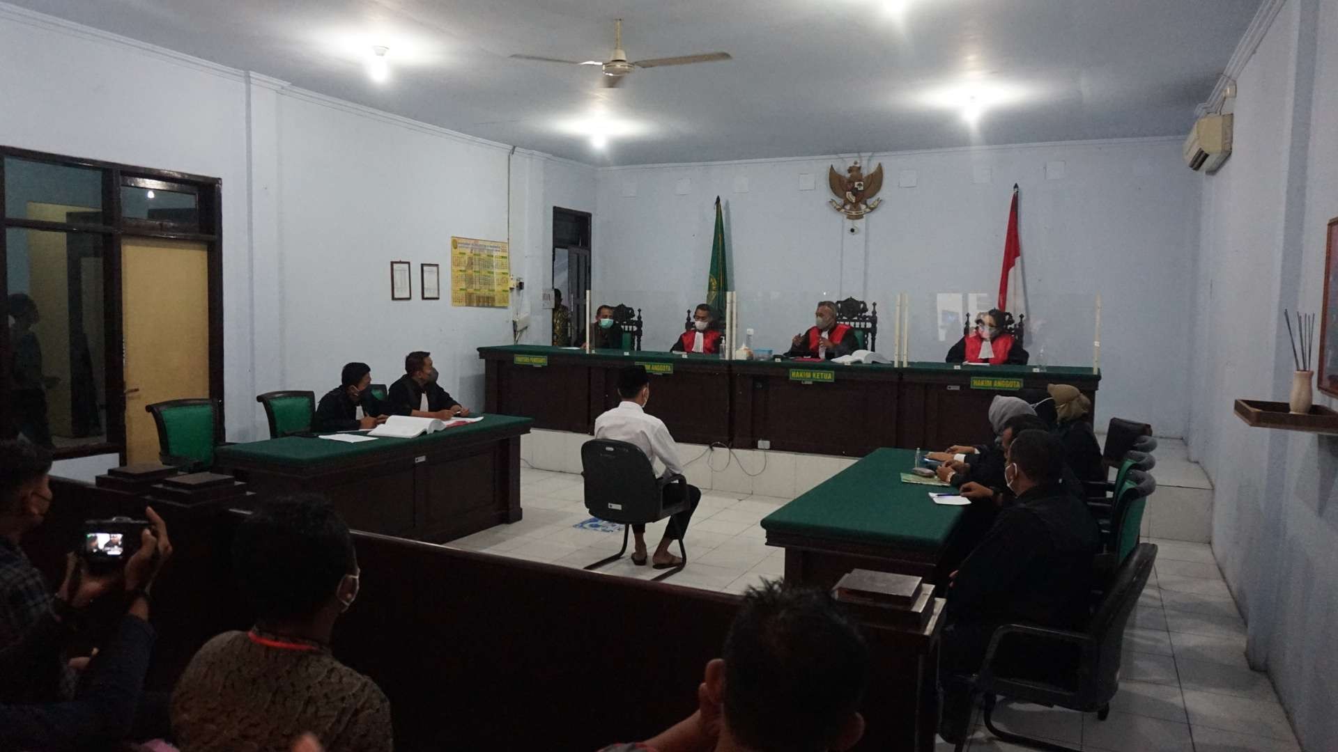 Sidang perdana pecatan polisi yang terlibat kasus aborsi kekasihnya.(Foto: Deni Lukmatara/Ngopibareng)