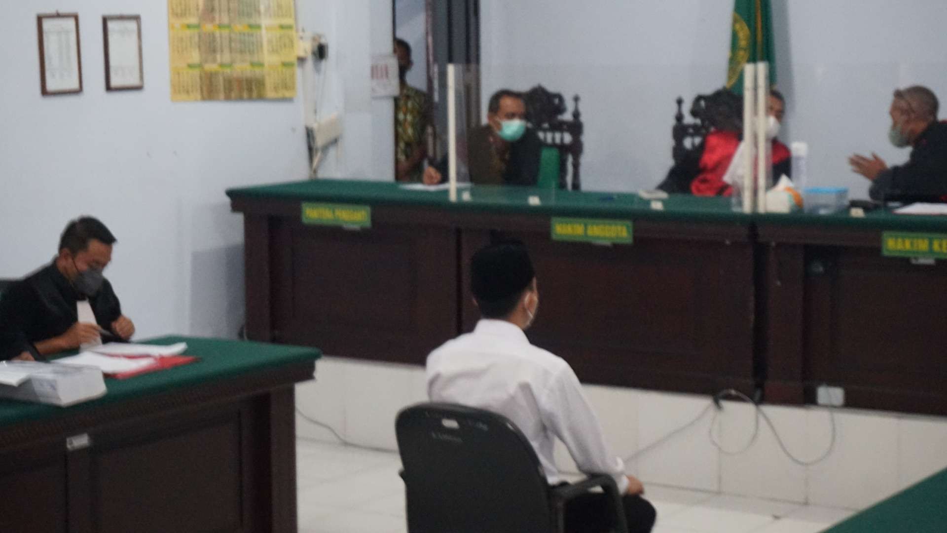 Sidang perdana kasus aborsi pecatan polisi Randy Bagus di PN Mojokerto.(Foto: Deni Lukmantara/Ngopibareng.id)