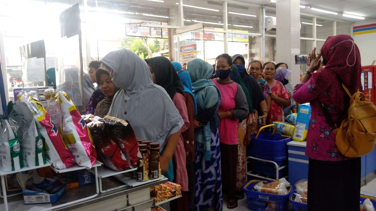 Emak-emak berjubel antre untuk mendapatkan 1 liter minyak goreng (Ahmad Sampurno/ ngopibareng.id)