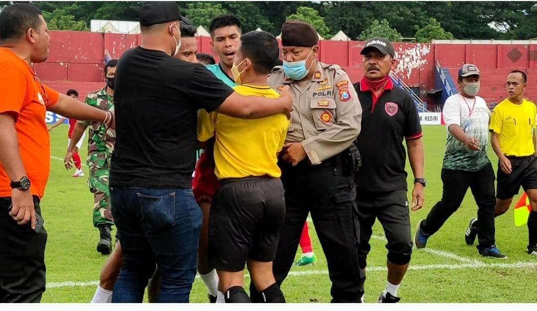 Pemain dan official Maluku FC kejar wasit saat bertanding melawan Persedikab Kediri. (Foto: Fendy Plesmana/ngopibareng.id)