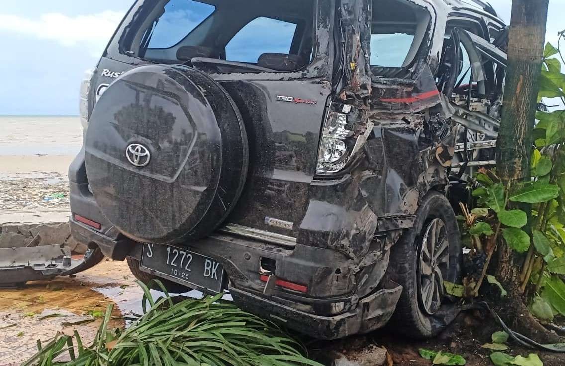 Kondisi mobil Toyota Rush usai ditabrak tronton di Tuban. (Foto: Khoirul Huda/Ngopibareng.id)