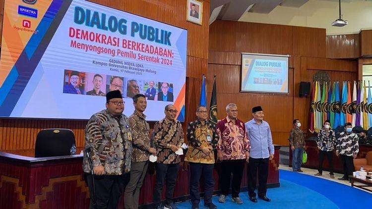 Narasumber, moderator dan penyelengara acara Dialog Publik Demokrasi Berkeadaban: Menyongsong Pemilu Serentak 2024 saat sesi foto bersama di Gedung Widyaloka, Universitas Brawijaya (Foto: Lalu Theo/ngopibareng.id)