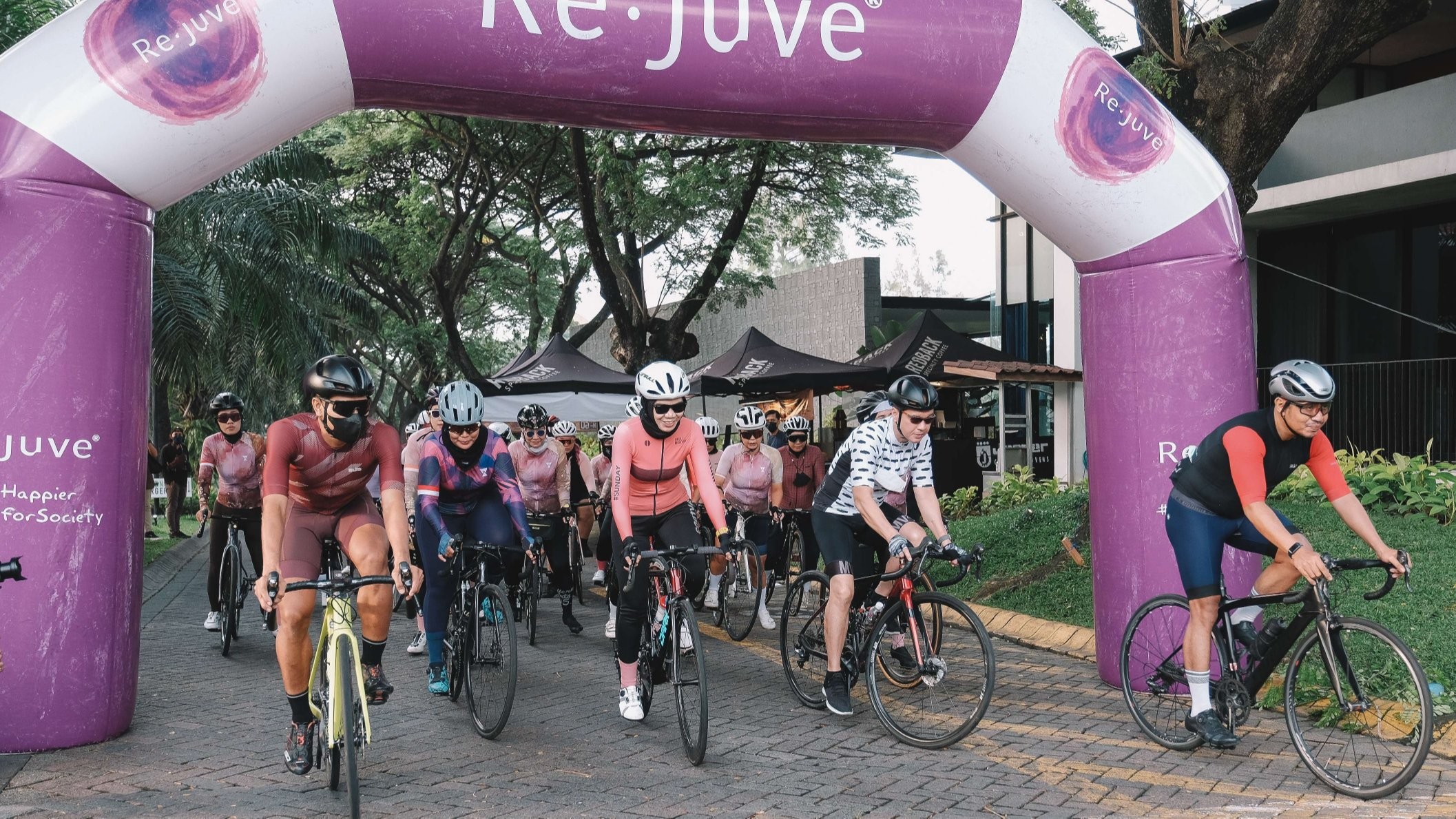 WCC Surabaya gowes bareng bersama Rejuve untuk mengedukasi pentingnya menjaga kesehatan untuk wanita.