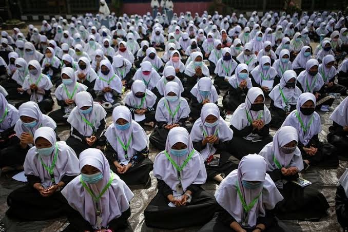 Para santri mengikuti Ujian Akhir Berstandar Nasional atau Imtihan Wathani tahun ajaran 1443 H/2022 M bagi santri Pendidikan Diniyah Formal (PDF). (Foto: Kemenag)