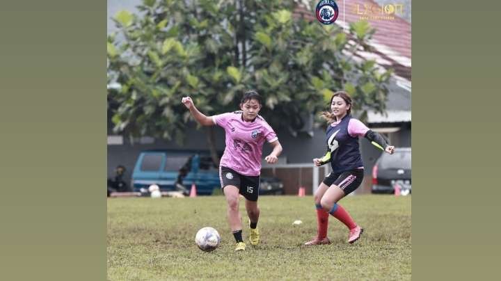 Skuad Arema FC Putri ketika menjalani sesi latihan sebelum berangkat ke Turki (Instagram: @aremaofficial)