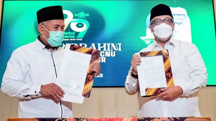 KH Marzuki Mustamar bersama Budi Hanoto di PWNU Jatim. (Foto: Istimewa)