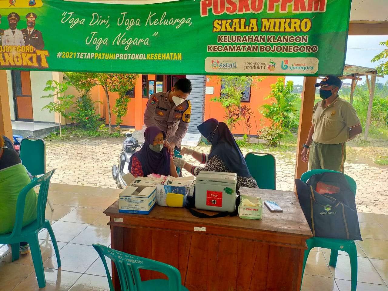 Salah satu warga di Kecamatan Kota Bojonegoro mengikuti vaksin tahap lanjutan di Kantor Kurahan Klangon, Bojonegoro.(Foto: Sujatmiko/Ngopibareng.id)