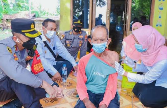 Kapolres Situbondo AKBP Andi Sinjaya langsung terjun door to door vaksinasi Covid-19 lansia di desa pinggiran.(foto:humas polres situbondo)