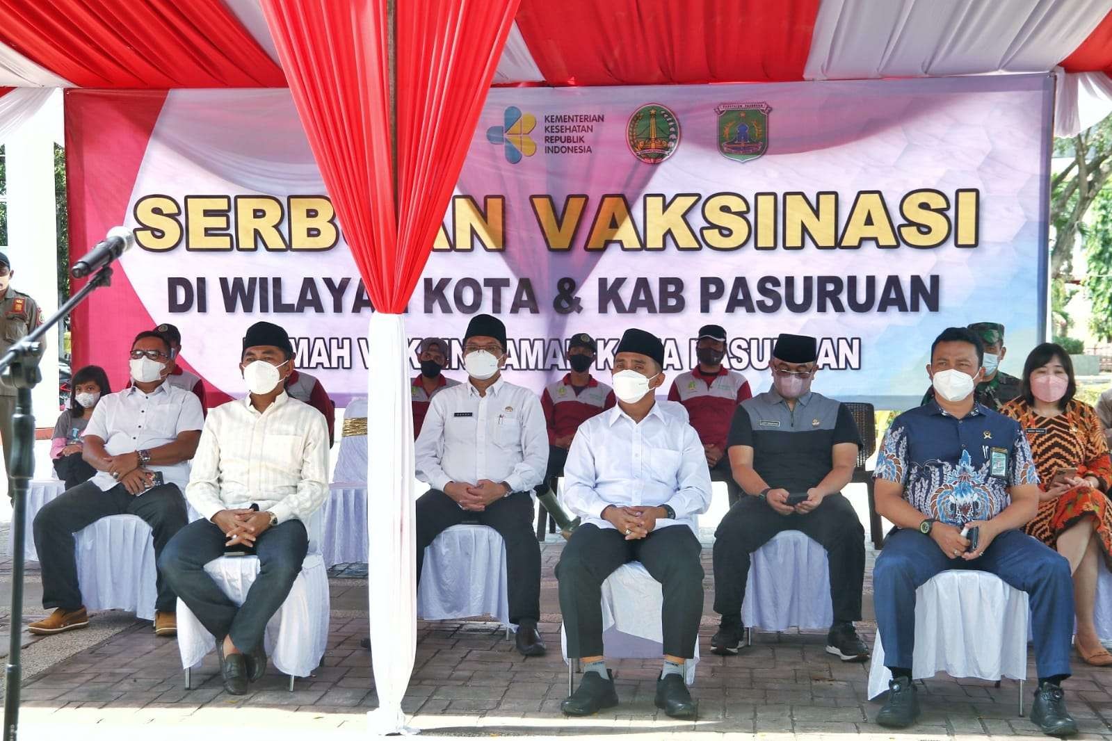 Wakil Wali Kota Pasuruan Adi Wibowo (Mas Adi) didampingi Sekretaris Daerah Kota Pasuruan, Kapolres, Dandim, Kepala Pengadilan dan Kepala Perangkat Daerah mengikuti Moom Meeting Vaksinasi serentak i rumah vaksin Taman Kota Pasuruan, Jumat 18 Februari 2022. (Foto: Humas Kota Pasuruan)