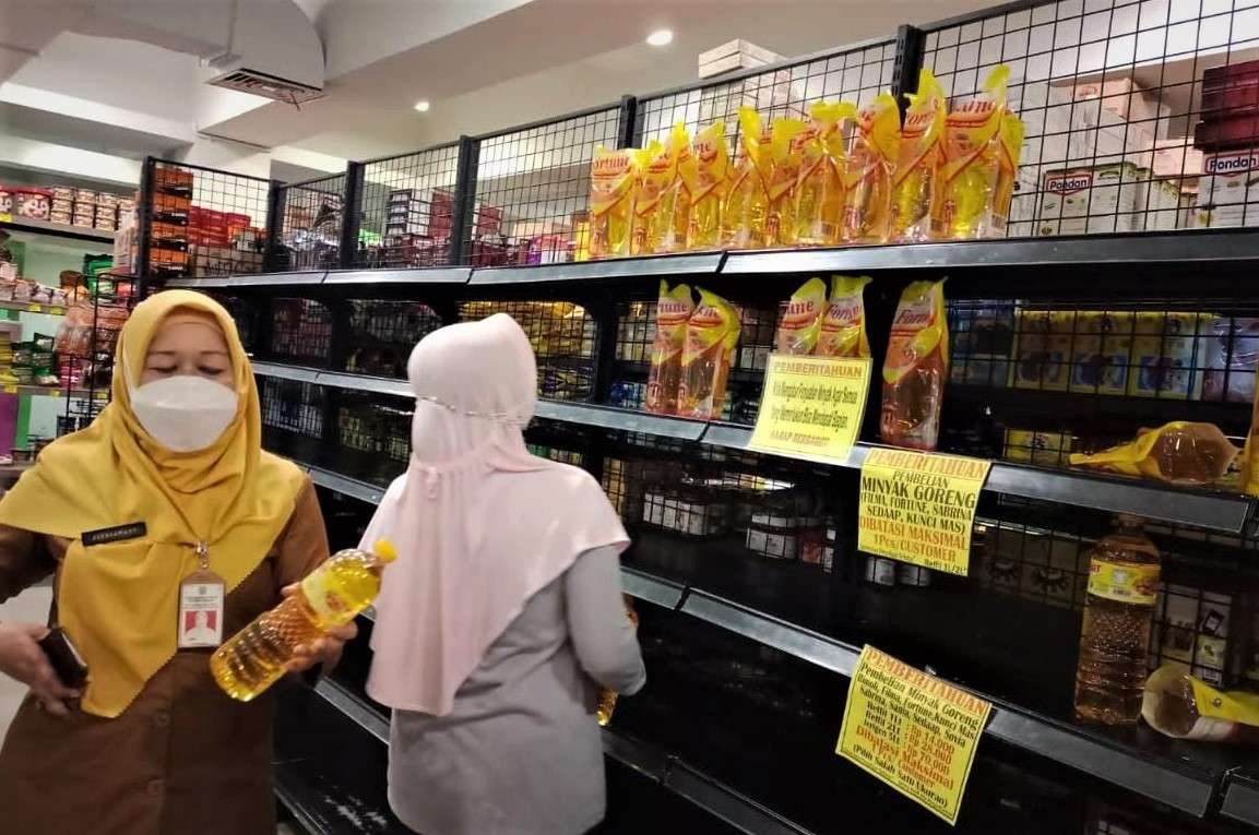 Kepala DKUPP, Fitriawati (kiri) saat menyidak minyak goreng di sebuah toko swalayan di Kota Probolinggo. (Foto: Ikhsan Mahmudi/Ngopibareng.id)