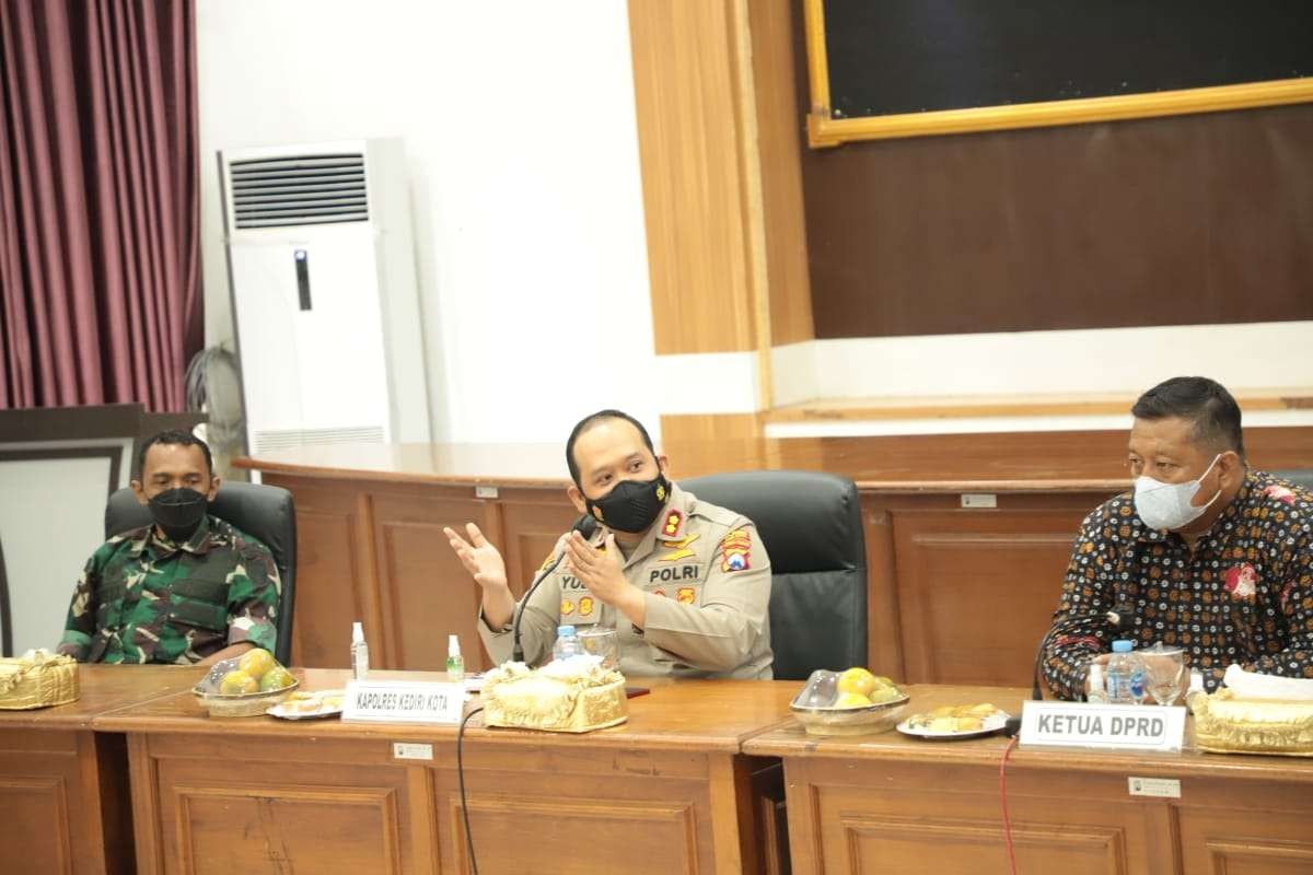 Polisi bersama sejumlah lembaga keagamaan melakukan rapat koordinasi usai patung milik pura di Kediri rusak, pada Jumat 18 Februari 2022. (Foto: Fendy Plesmana/ngopibareng.id)