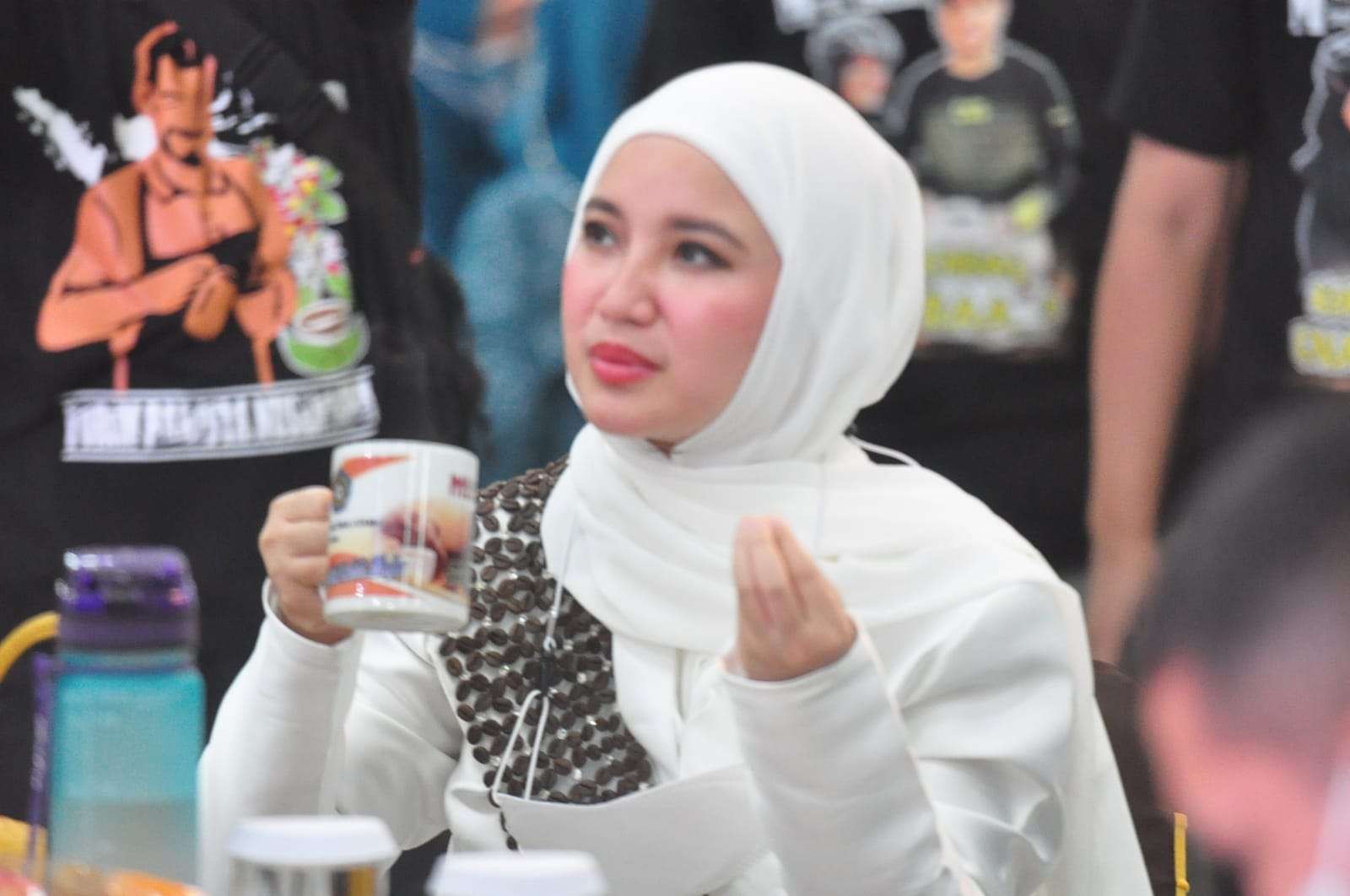 Ketua TP PKK Kabupaten Kendal Wynne Frederica  atau akrab disapa Chacha  menikmati secangkir kopi Kendal (PWI Jateng / Ngopibareng.id)