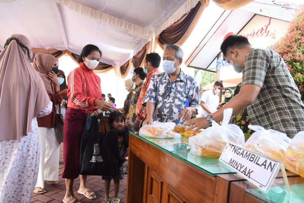 Operasi pasar minyak goreng di halaman UPT PPD Bapenda Jatim, Magetan, Jumat 18 Februari 2022.