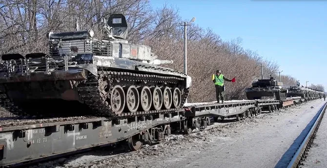 Tank tentara Rusia dimuat ke platform kereta api untuk kembali ke pangkalan permanen mereka setelah latihan di Rusia. (Foto: AP)