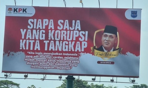 Wajah Ketua Komisi Pemberantasan Korupsi KPK, Firli Bahuri terpampang di baliho antikorupsi. (Foto: Twitter)