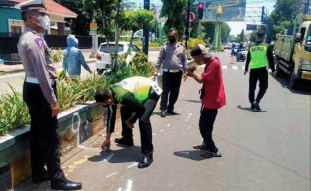 Satlantas Polres Situbondo saat olah TKP kecelakaan anak balita meninggal akibat Ibu pengendara motor menyenggol truk. (foto: Satlantas polres Situbondo)