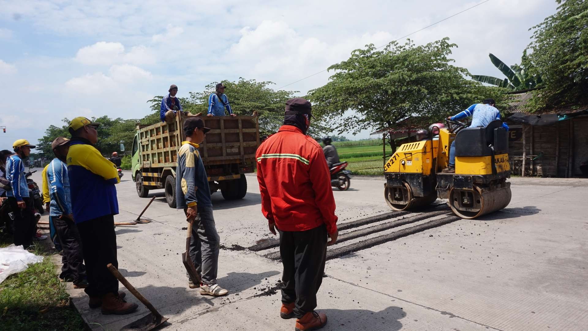 Kepolisian Resor Mojokerto pasang garis kejut di lintasan balap liar Lengkong. (Foto: Deni Lukmantara/Ngopibareng.id)