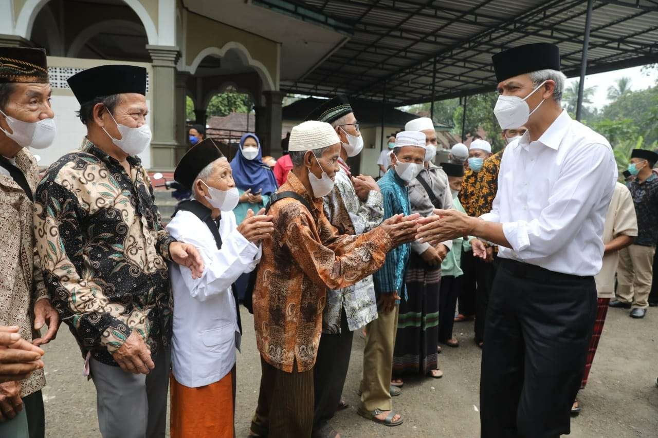 Gubernur Jawa Tengah Ganjar Pranowo saat mengunjungi Ponpes Roudlotus Solichin Sholichat di Purbalingga. (Foto: dok. Humas Pemprov Jateng)