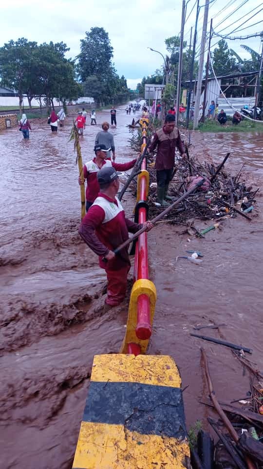 Petugas gabungan Pemkot Pasuruan membersihkan sampah yang menyumbat Sungai Petung (Kecamatan Bugul Kidul doc)