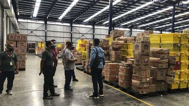 Tim Subdit I/Indag Dit Reskrimsus Polda Sumut bersama Biro Perekonomian Pemprov Sumut sidak di gudang berisi 1,1 juta kg minyak goreng. (Foto: Dok Polda Sumut)