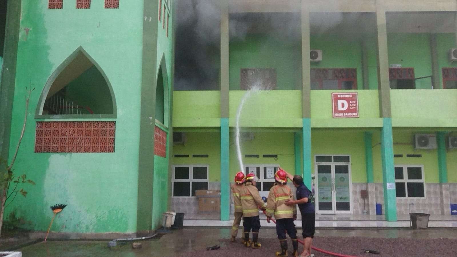 Kebakaran di Kampus Unugiri di Jalan Jenderal Ahmad Yani, Sukorejo, Kota Bojonegoro. Penyebab kebakaran masih dalam penyelidikan. (Foto: Dok. Damkar Bojonegoro)