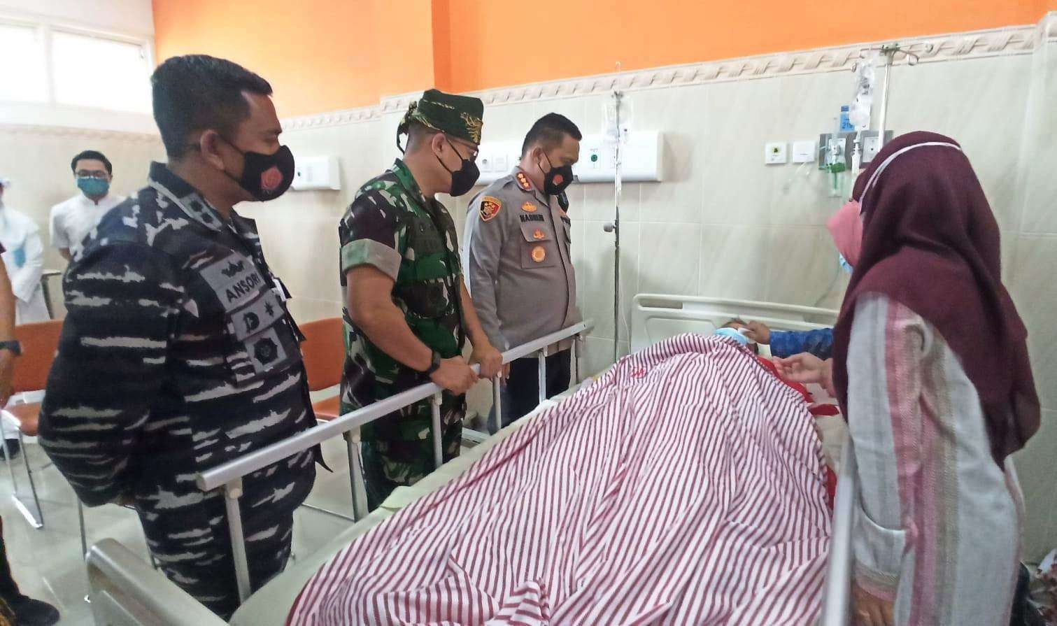 Kapolresta Banyuwangi Kombespol Nasrun Pasaribu bersama Dandim 0825 Letkol Kav Eko Julianto Ramadan, Danlanal Banyuwangi Letkol Laut (P) Ansori membesuk KH. Affandi Musyafa di RS Al Huda (Foto: Muh Hujaini/Ngopibareng.id)