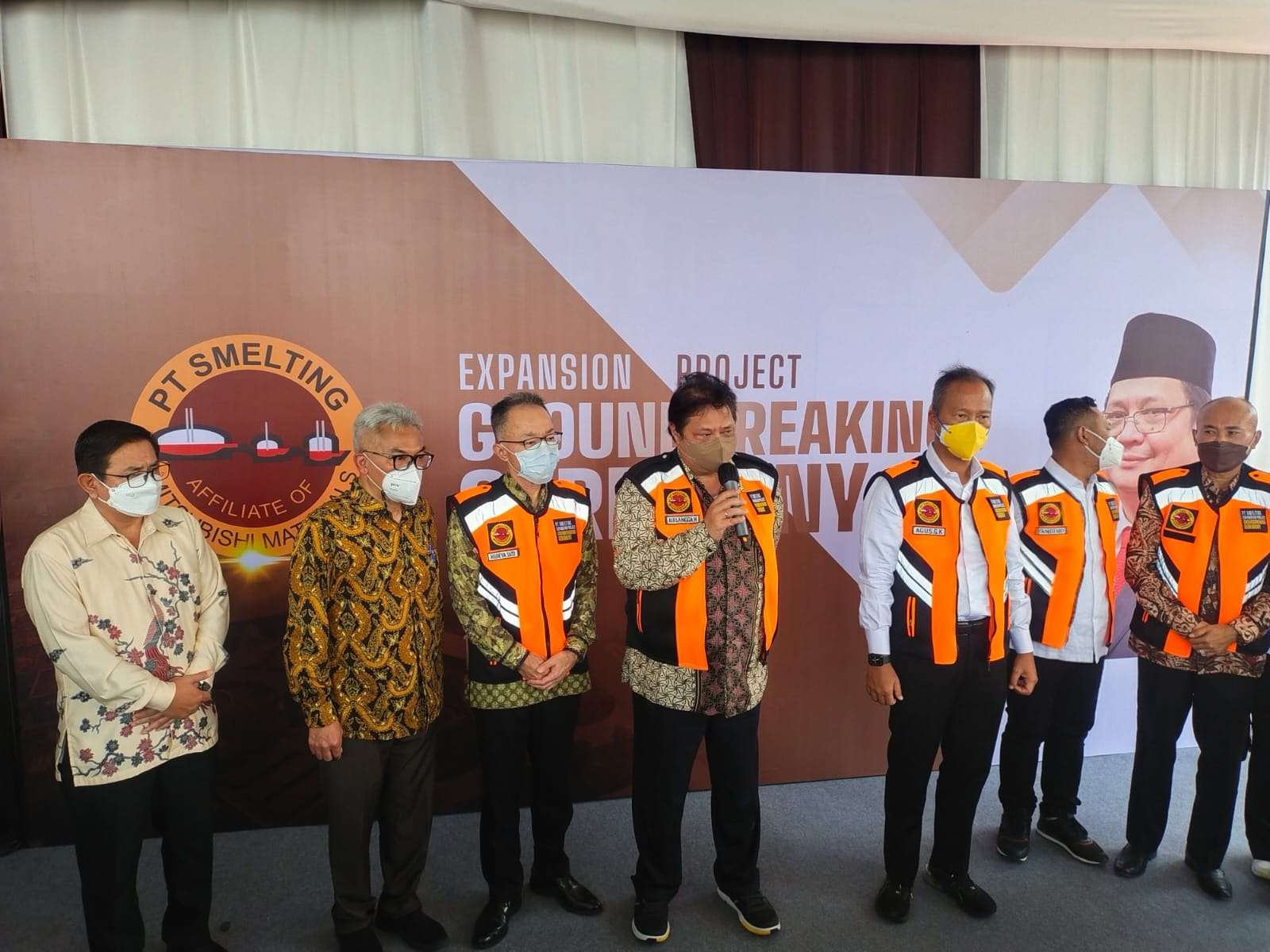 Menko Perekonomian Airlangga Hartarto dan Menperin Agus Gumiwang groundbreaking perluasan pabrik untuk meningkatkan kapasitas produksi 30 persen. Investasi yang dikeluarkan untuk perluasan pabrik ini senilai Rp 3,2 Triliun. (Foto: Istimewa)