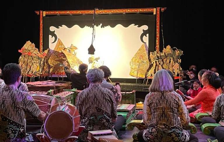 Pagelaran wayang kulit di   Konservatori Iannis Xenaki, Kota Evry, Prancis, ( foto: istimewa)