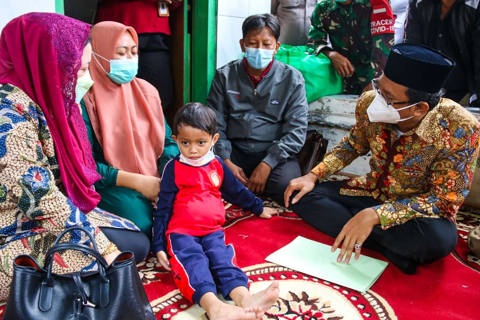 Bupati Sidoarjo (batik coklat) kunjungi rumah Rizal. (Foto: Kominfo Sidoarjo)