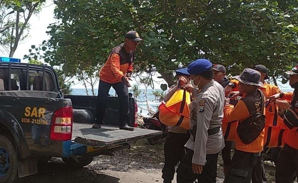 Petugas saat mengevakuasi jenazah korban. (Foto: Istimewa)